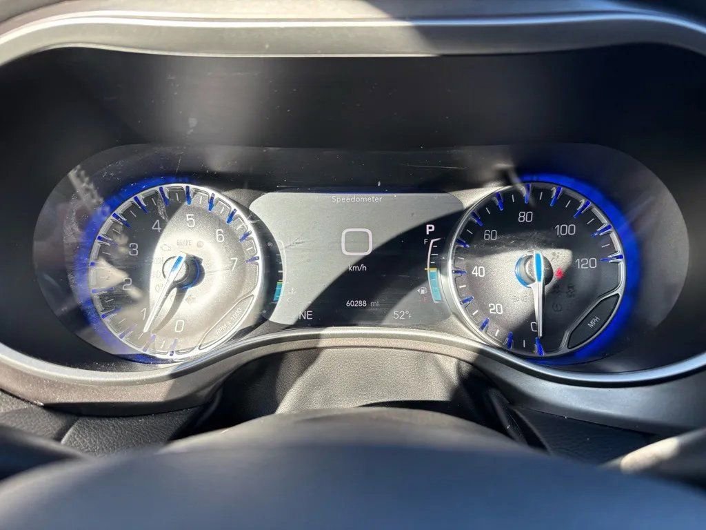 Used 2024 Chrysler Pacifica Touring-L image 12