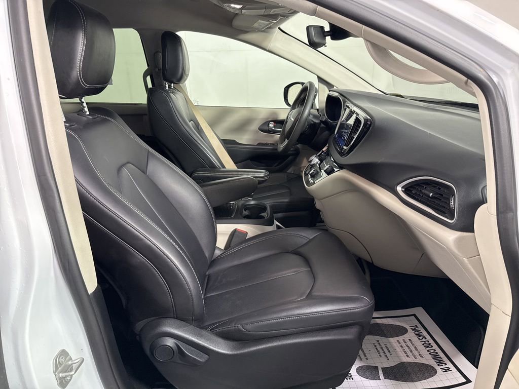 Used 2024 Chrysler Pacifica Touring-L FWD image 16