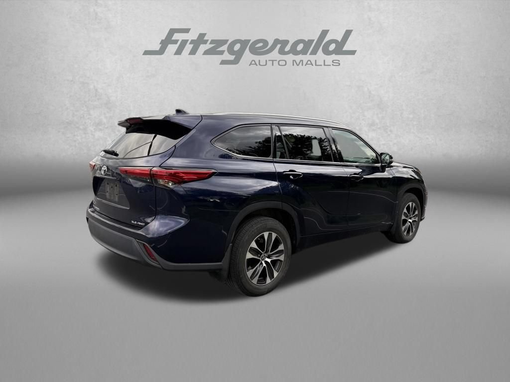 Used 2022 Toyota Highlander XLE AWD/4WD image 8