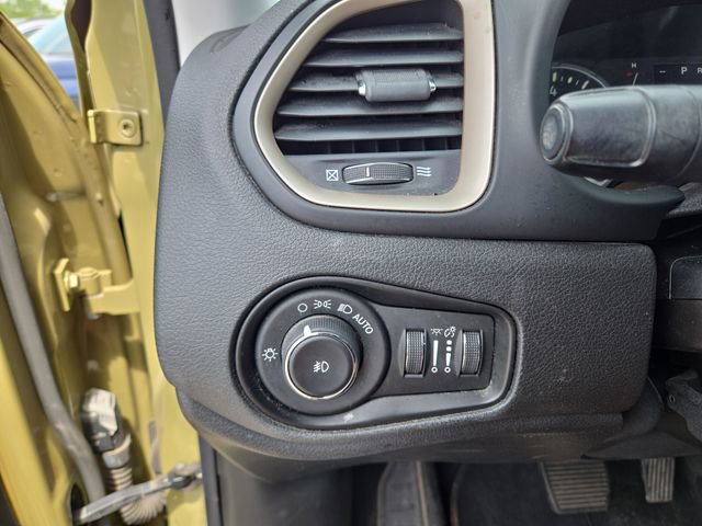 Used 2015 Jeep Renegade Latitude w/ Popular Equipment Group AWD/4WD image 19