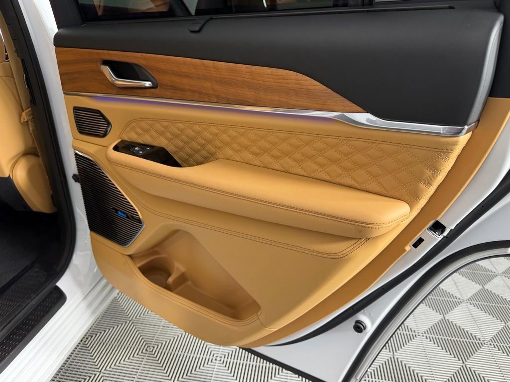 Used 2025 Jeep Grand Cherokee L Summit AWD/4WD image 31