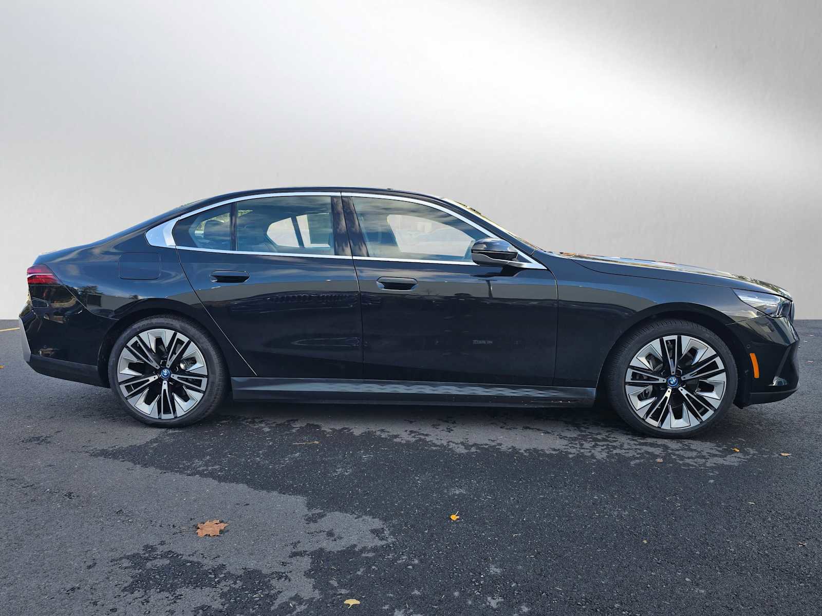 Used 2024 BMW i5 eDrive40i w/ Convenience Package image 2