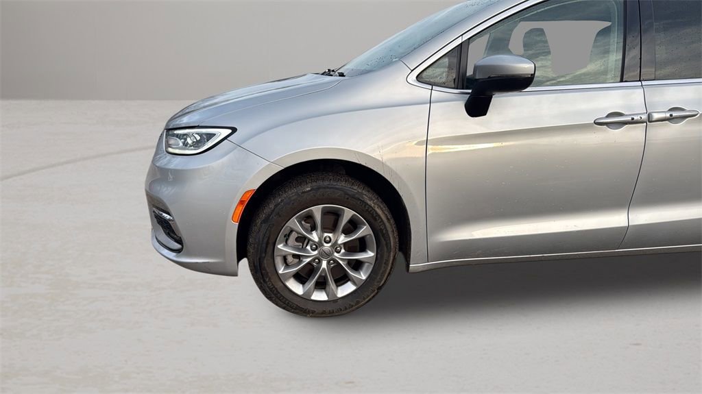 Used 2023 Chrysler Pacifica Touring-L image 9