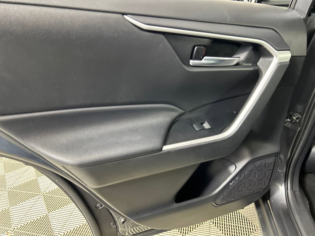 Used 2021 Toyota RAV4 XLE FWD image 16