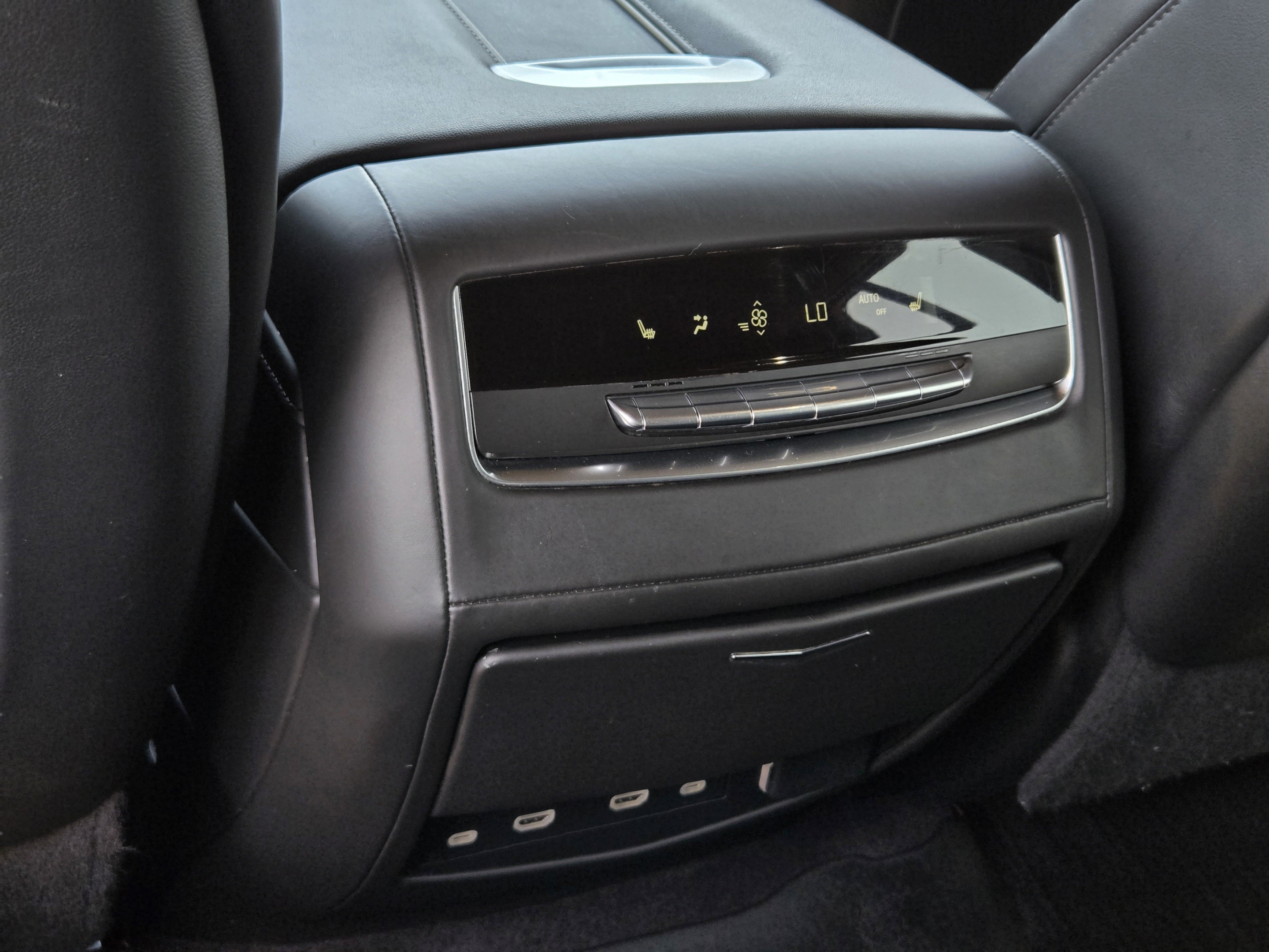 Used 2023 Cadillac Escalade ESV Sport Platinum w/ LPO, ONYX Package AWD/4WD image 29