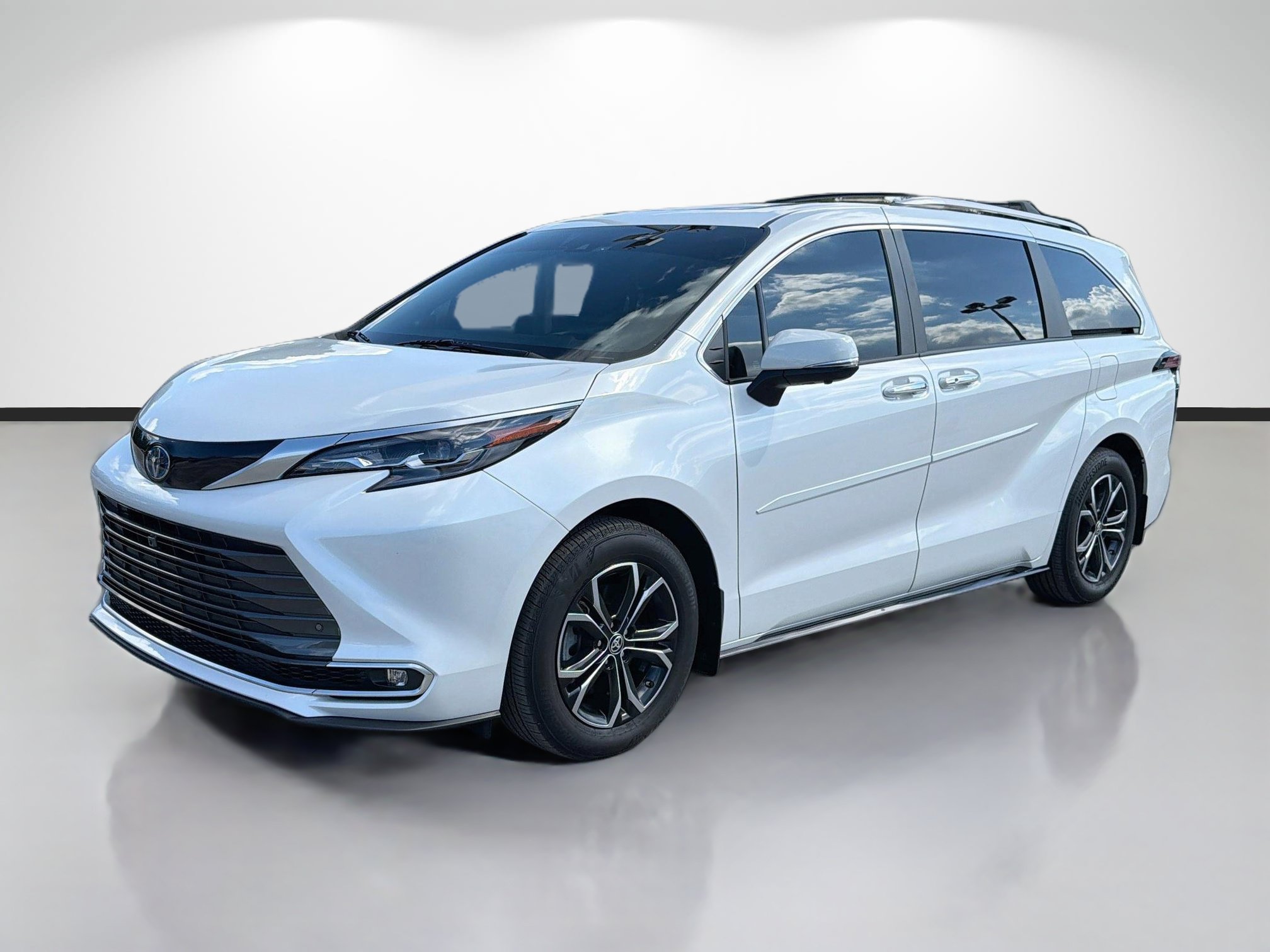 Used 2025 Toyota Sienna Platinum AWD/4WD image 7