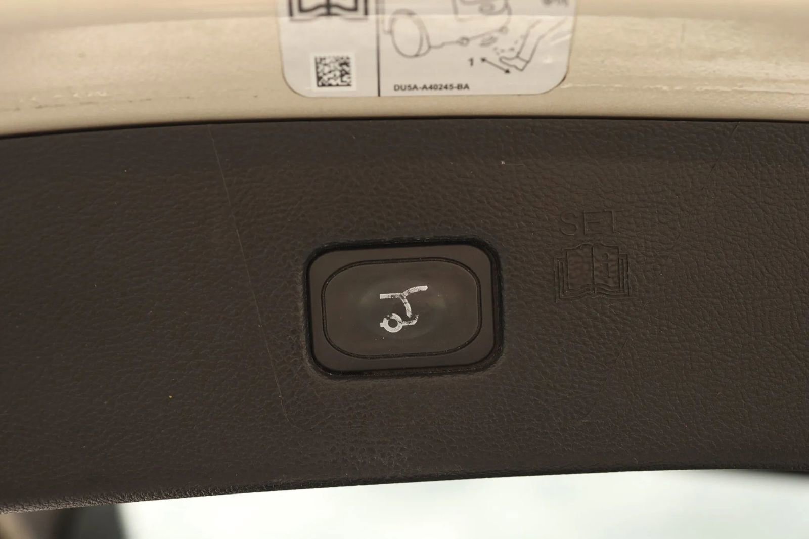 Used 2018 Ford Edge Titanium w/ Ford Safe & Smart Package image 41