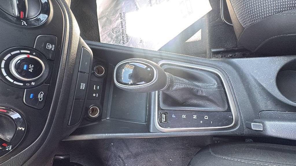 Used 2022 Hyundai Accent SE w/ Cargo Package FWD image 22