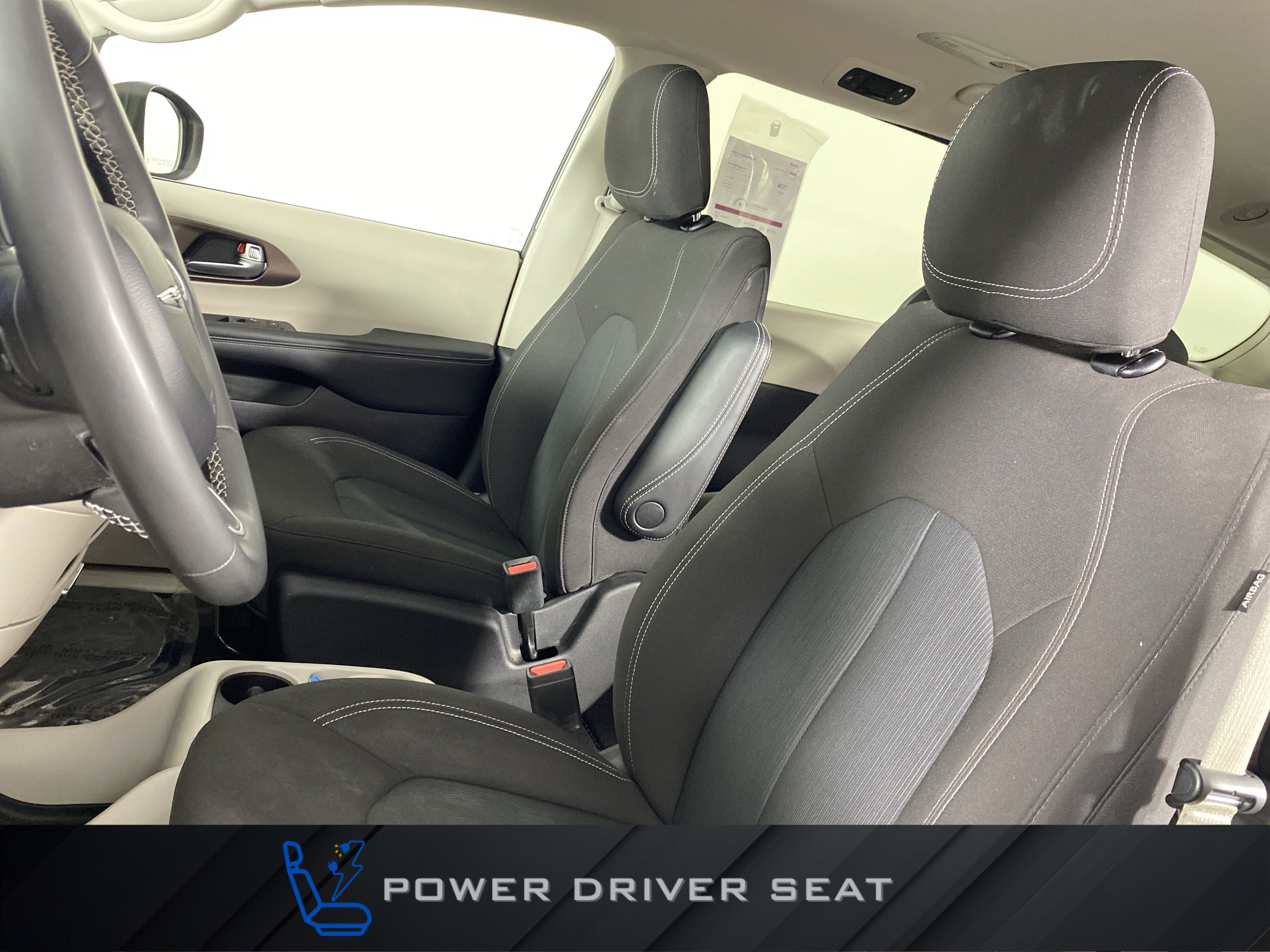 Used 2023 Chrysler Voyager LX FWD image 16
