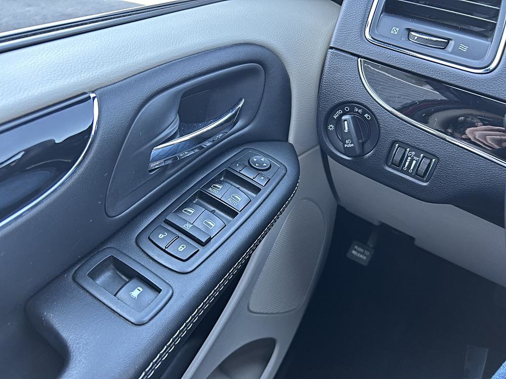 Used 2019 Dodge Grand Caravan SXT w/ Driver Convenience Group image 23