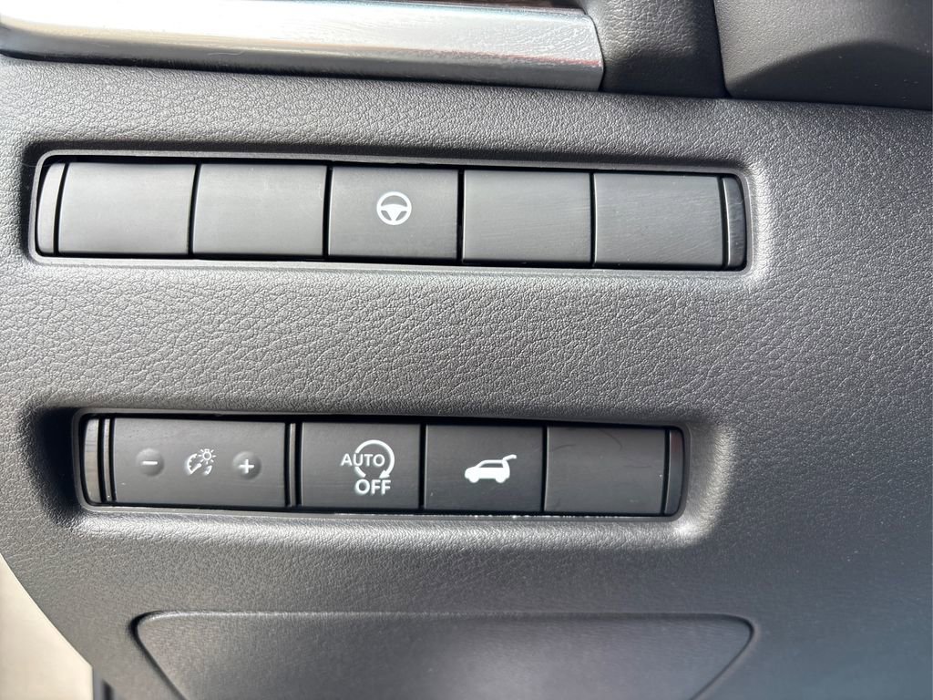 Certified 2025 Nissan Rogue Platinum image 39