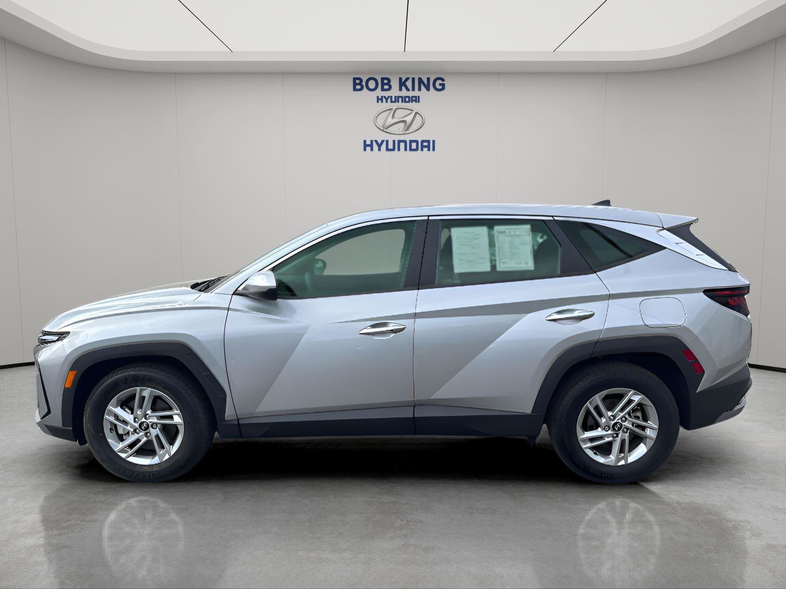 Certified 2025 Hyundai Tucson SE image 2
