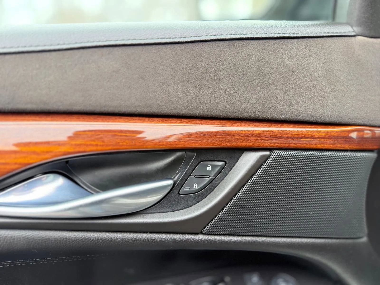 Used 2015 Cadillac Escalade ESV Luxury image 29