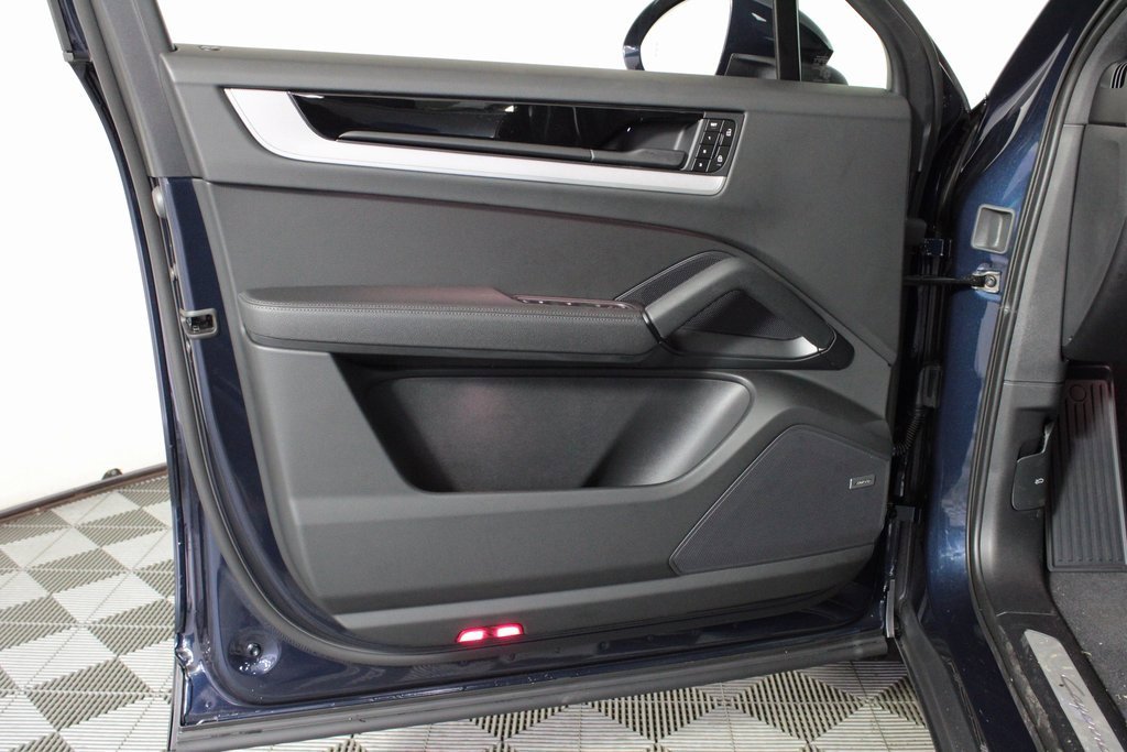Used 2025 Porsche Cayenne Coupe image 15