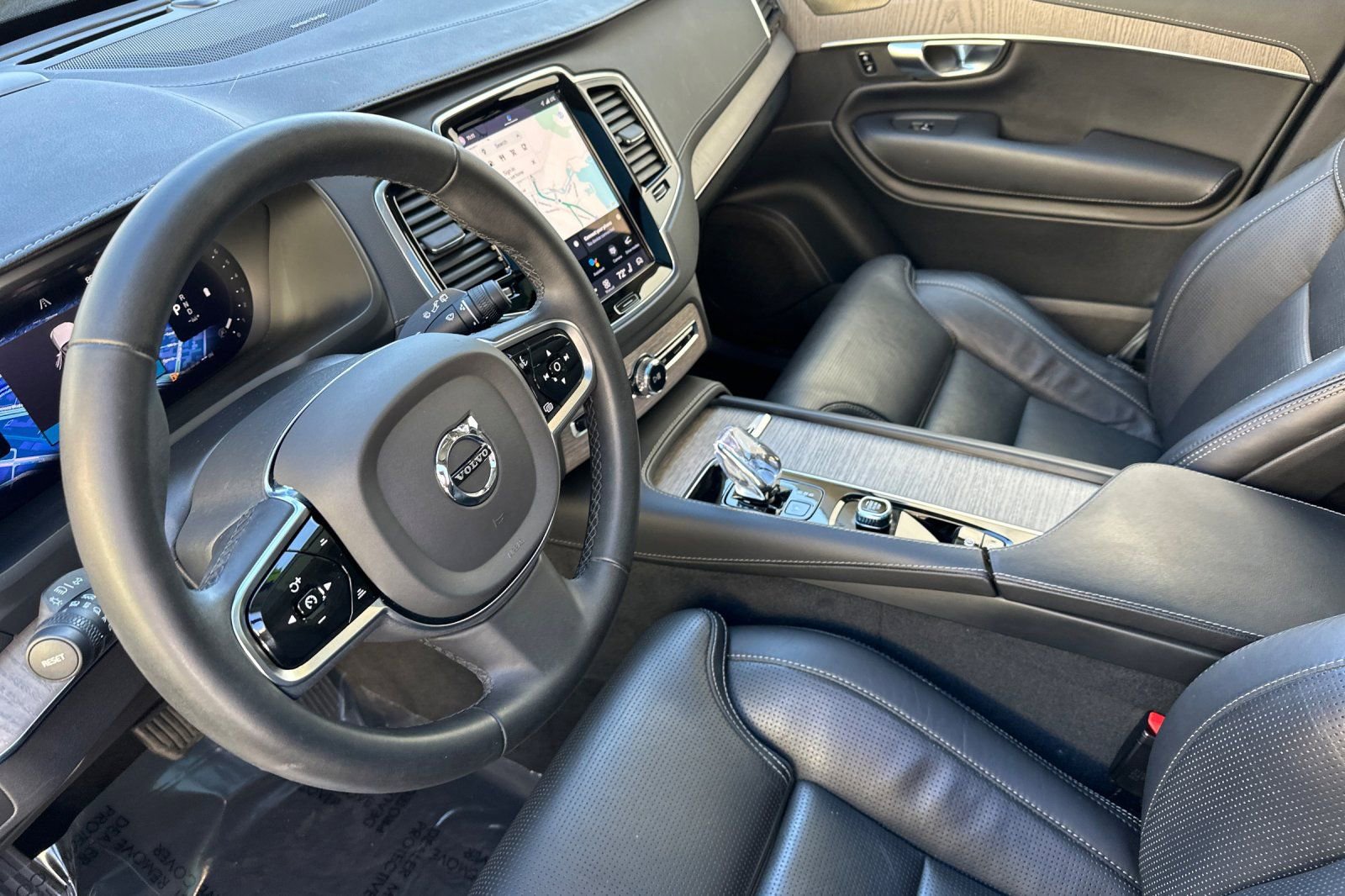 Used 2023 Volvo XC90 B6 Ultimate w/ Protection Package Premier image 14