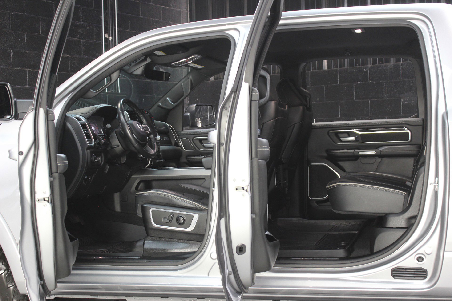 Used 2022 RAM 1500 Laramie image 31