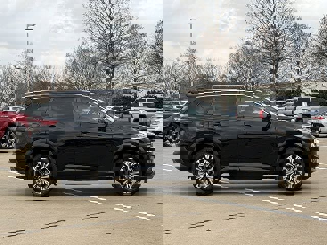 Used 2023 Nissan Rogue SV image 3