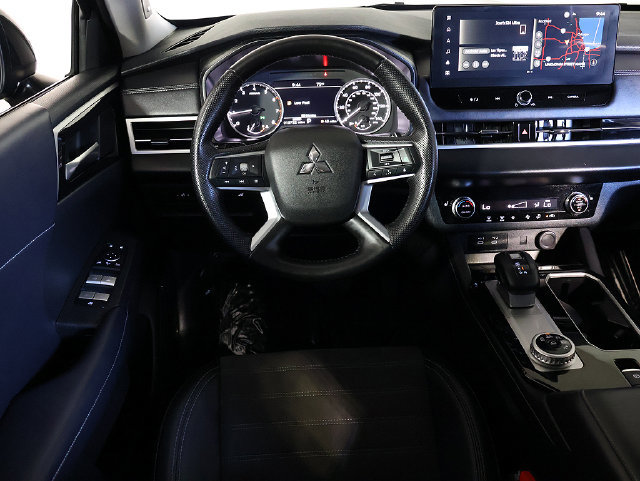 Used 2025 Mitsubishi Outlander SE FWD image 3