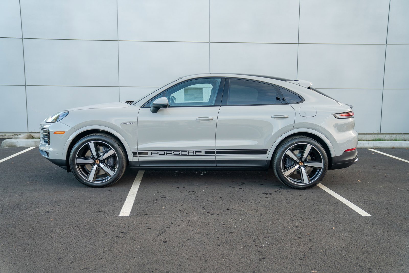 New 2026 Porsche Cayenne E-Hybrid Coupe AWD/4WD image 2