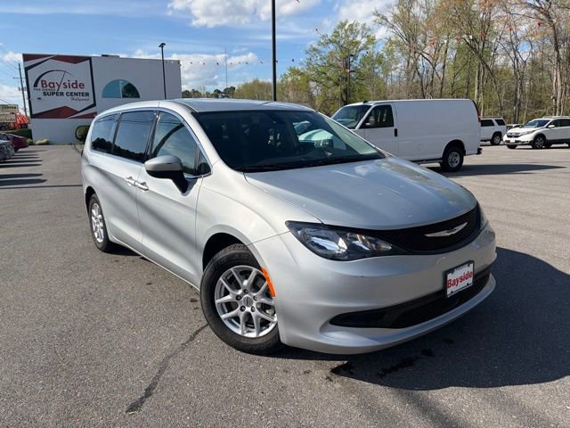 Used 2022 Chrysler Voyager LX image 2