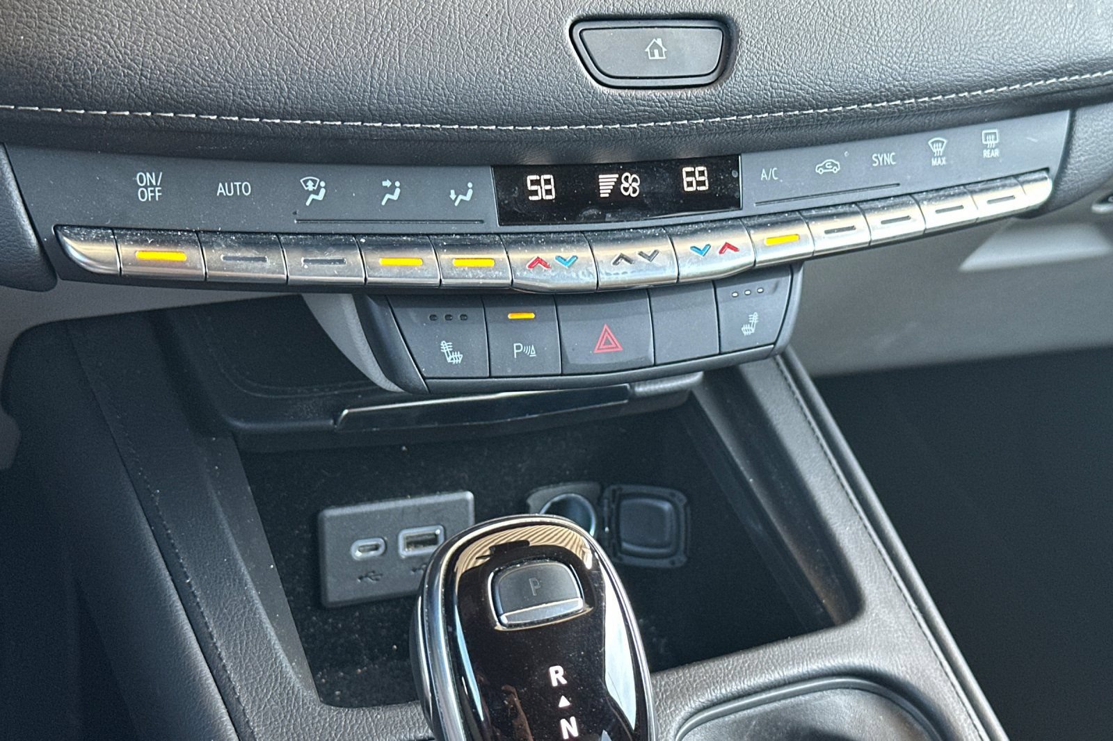 Used 2022 Cadillac XT4 Luxury w/ Cold Weather Package FWD image 27