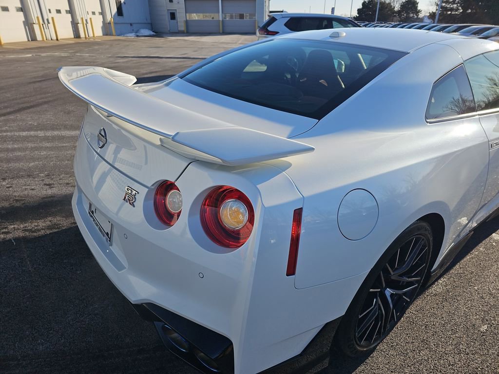 Used 2024 Nissan GT-R Premium w/ Premium Interior Package image 15