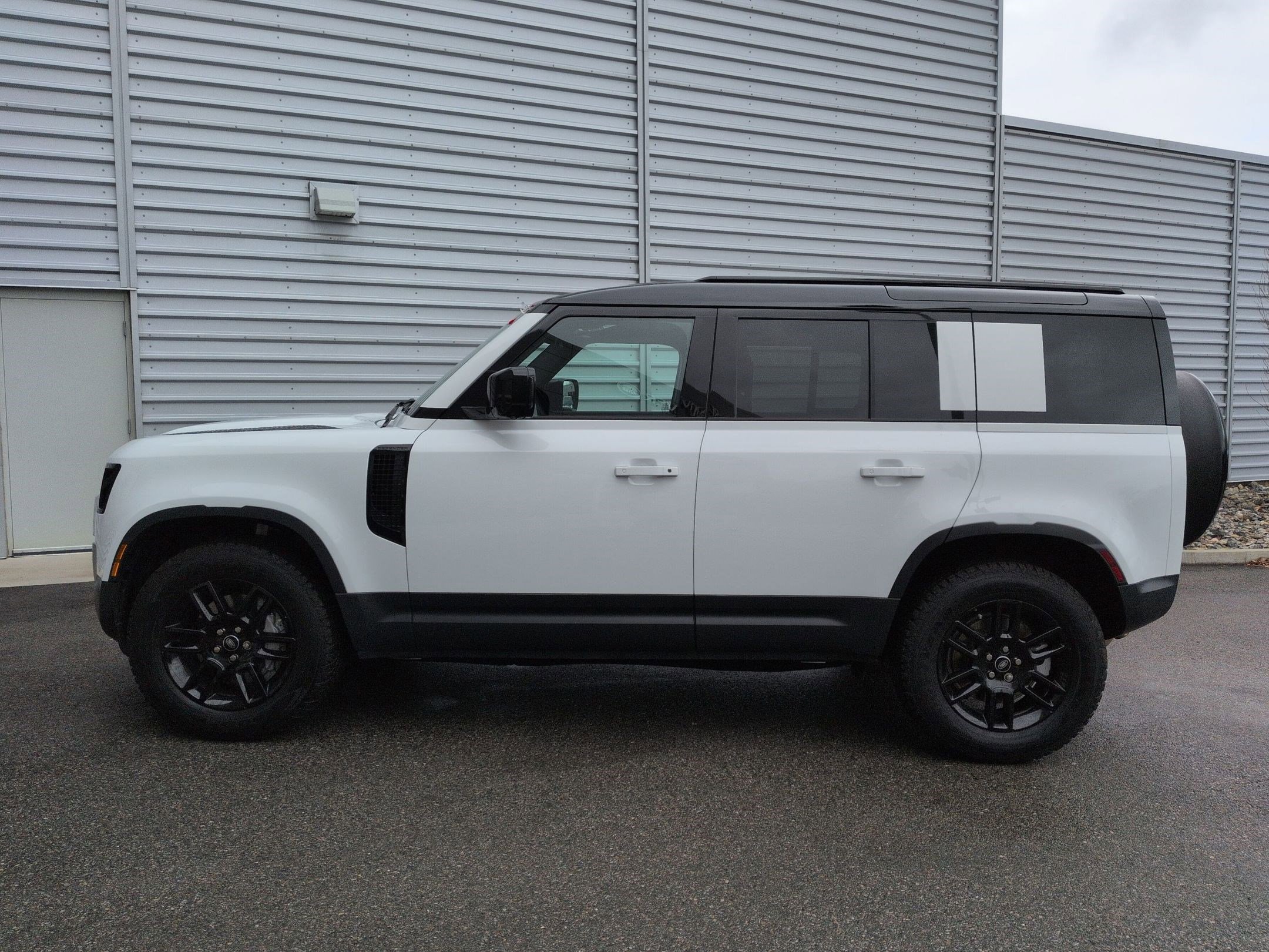 Used 2025 Land Rover Defender 110 S image 11