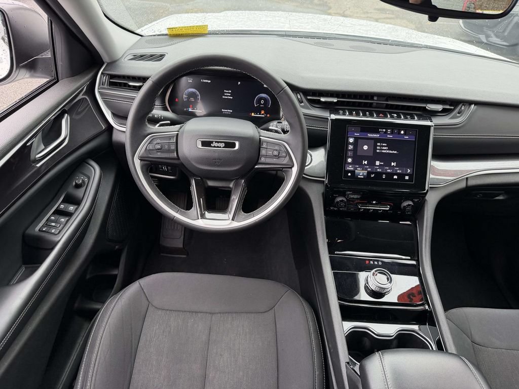 Used 2023 Jeep Grand Cherokee Laredo AWD/4WD image 18