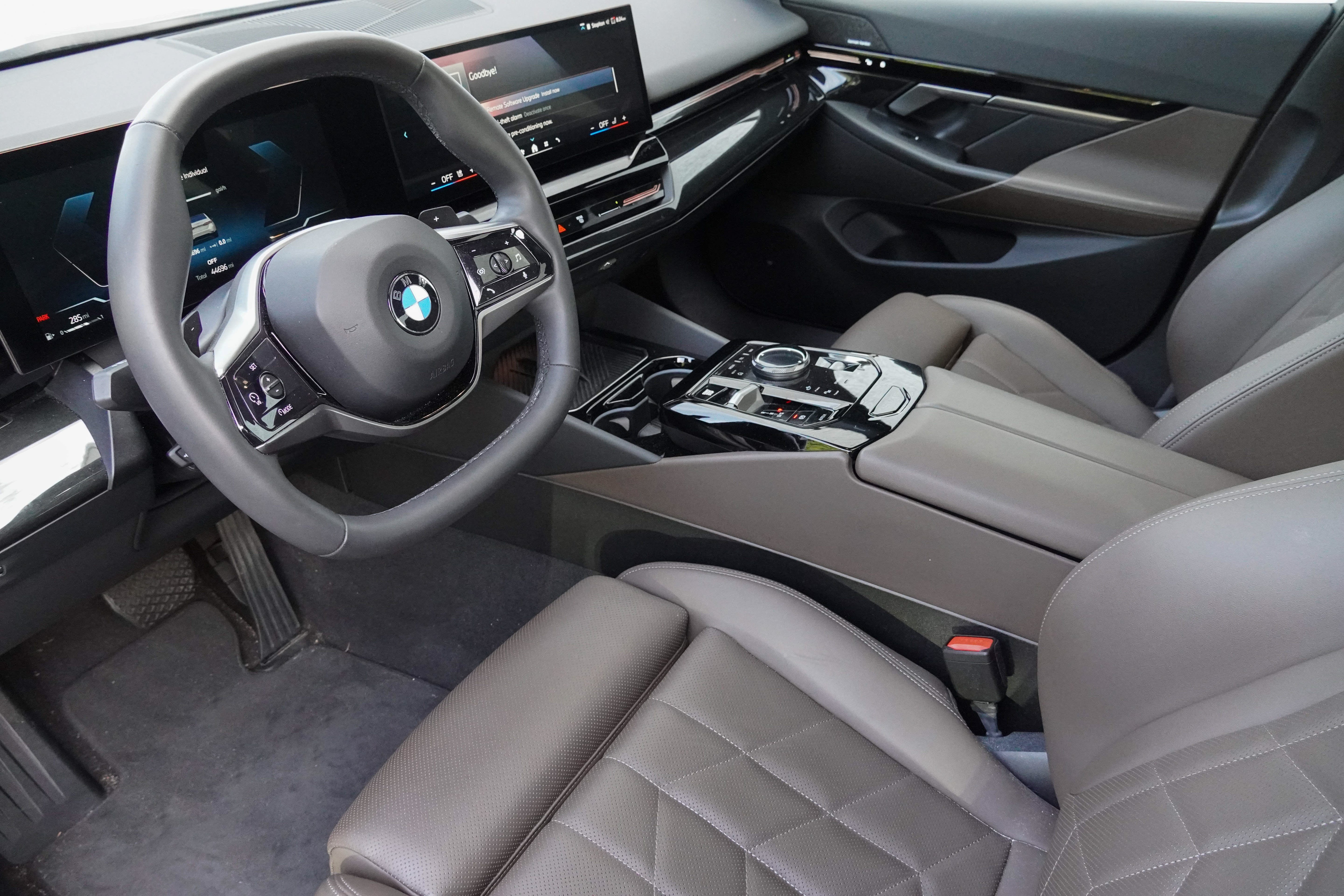Certified 2024 BMW 530i xDrive w/ Convenience Package AWD/4WD image 6