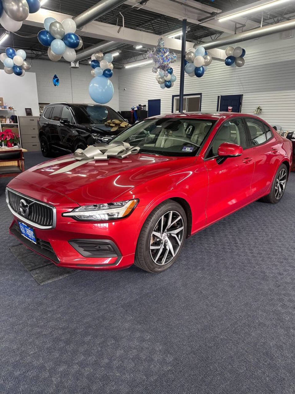 Used 2020 Volvo S60 T5 Momentum image 2