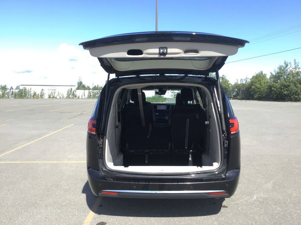 Used 2024 Chrysler Pacifica Select image 11