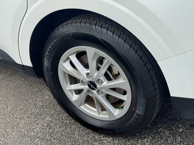 Used 2024 Kia Carnival LX FWD image 6