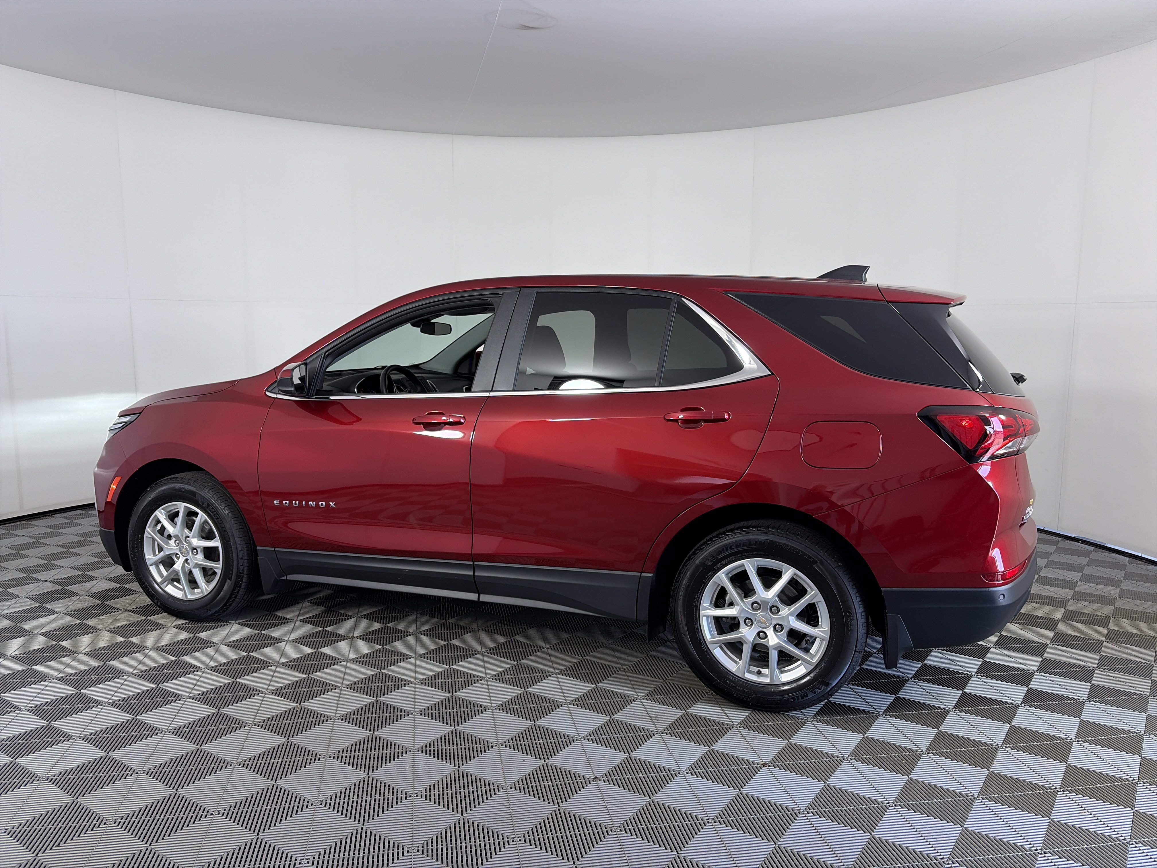 Used 2024 Chevrolet Equinox LT FWD image 8