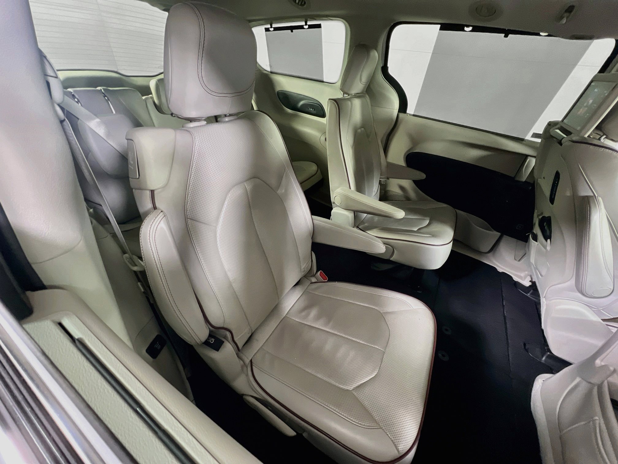 Used 2017 Chrysler Pacifica Limited w/ UConnect Theater Package FWD image 29