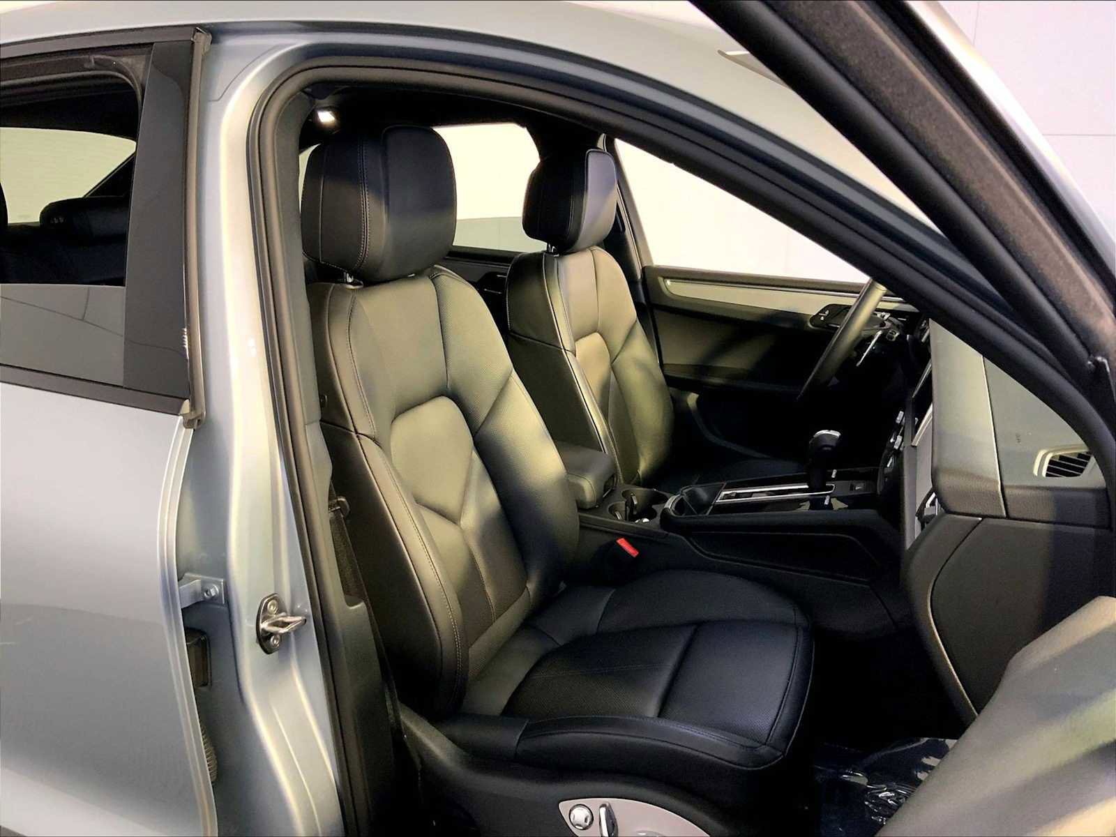 Certified 2025 Porsche Macan AWD/4WD image 18