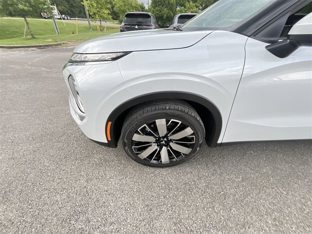 New 2025 Mitsubishi Outlander SE image 10