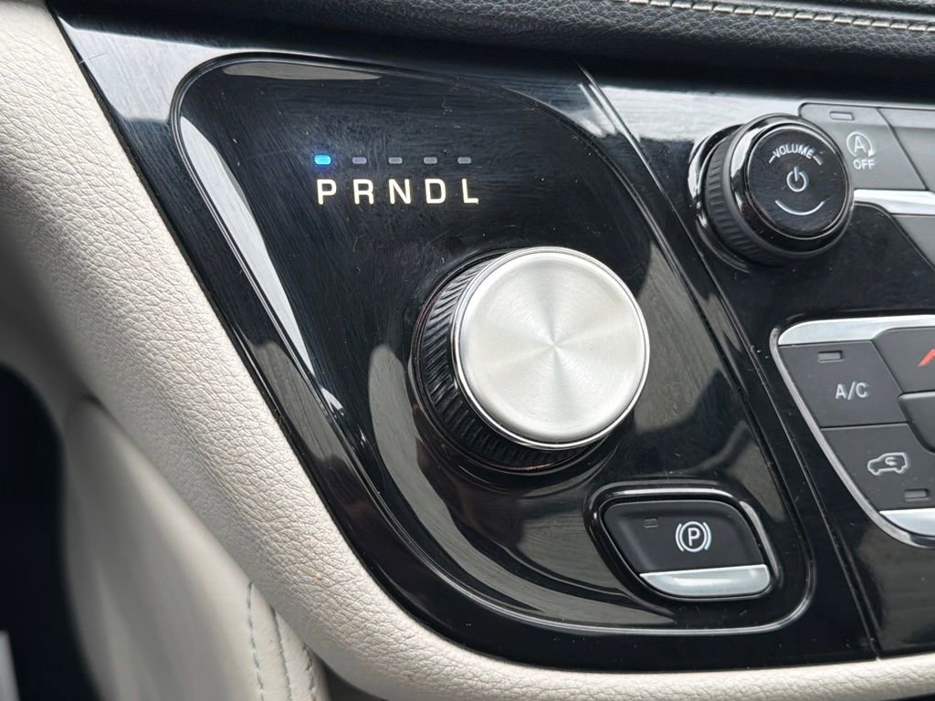 Used 2023 Chrysler Pacifica Limited FWD image 17
