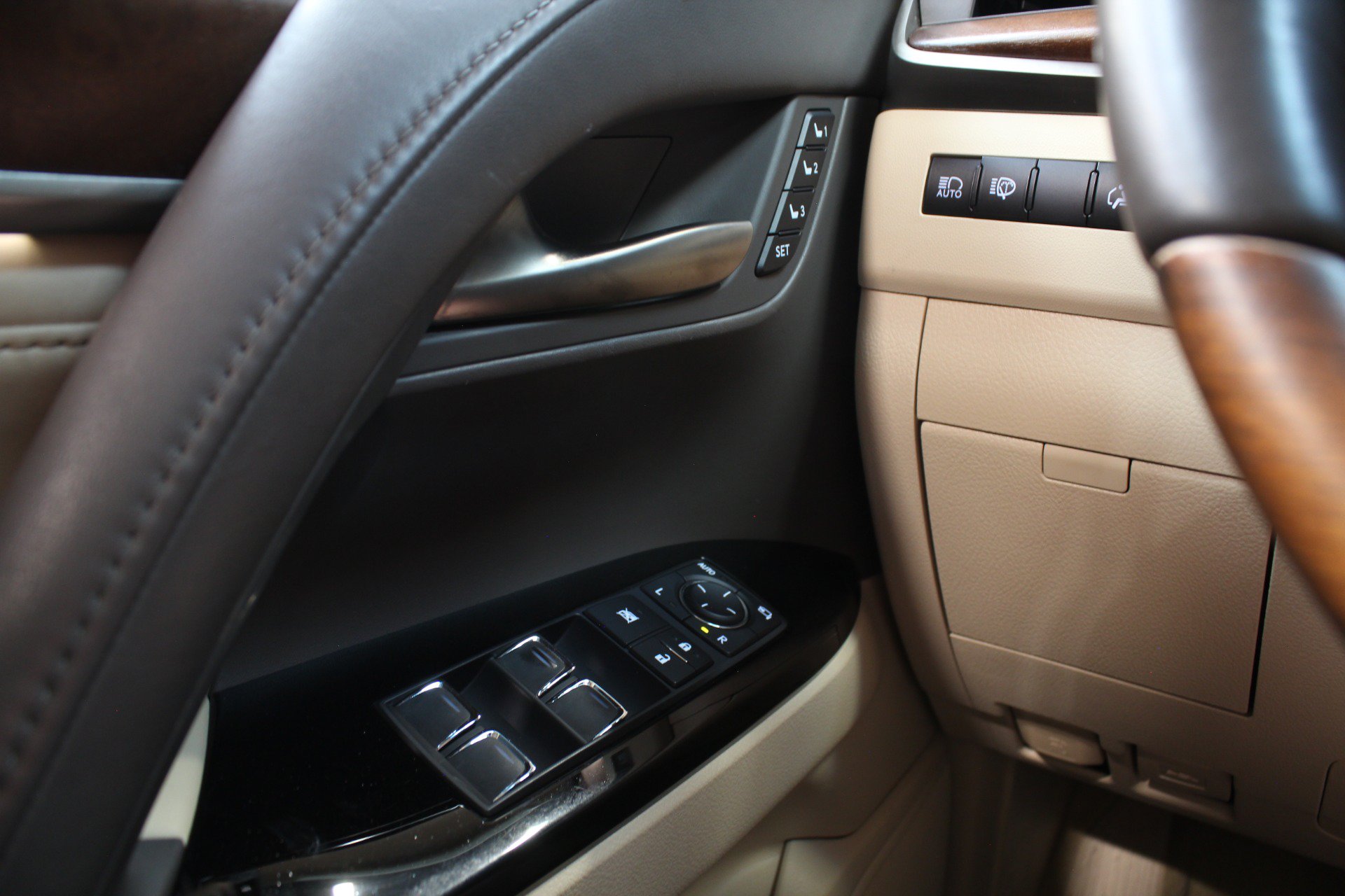 Used 2021 Lexus LX 570 4WD w/ Luxury Package image 34
