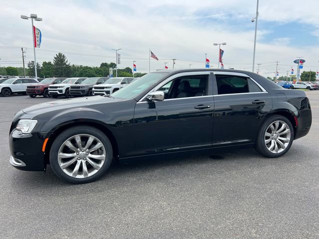 Used 2018 Chrysler 300 Touring w/ Chrome Appearance Package RWD image 3