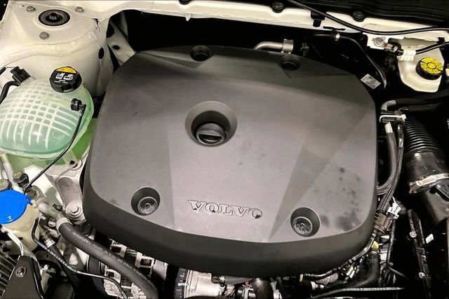 Used 2020 Volvo XC40 T5 R-Design w/ Protection Package image 31