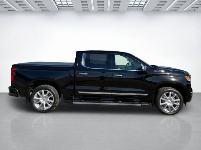 Used 2024 Chevrolet Silverado 1500 High Country w/ High Country Premium Package AWD/4WD image 3