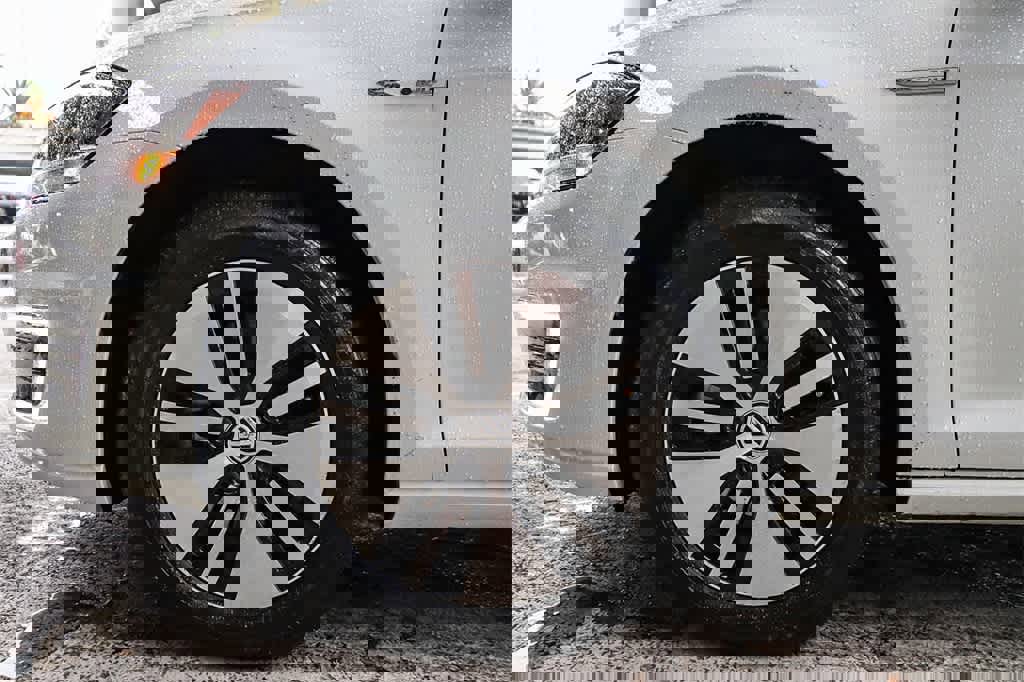 Used 2019 Volkswagen e-Golf SE w/ Driver Assistance Package image 11