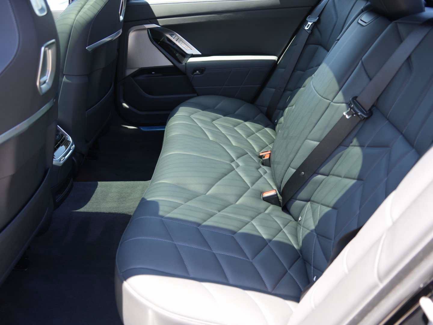 Used 2026 BMW 750e xDrive w/ Premium Package AWD/4WD image 10