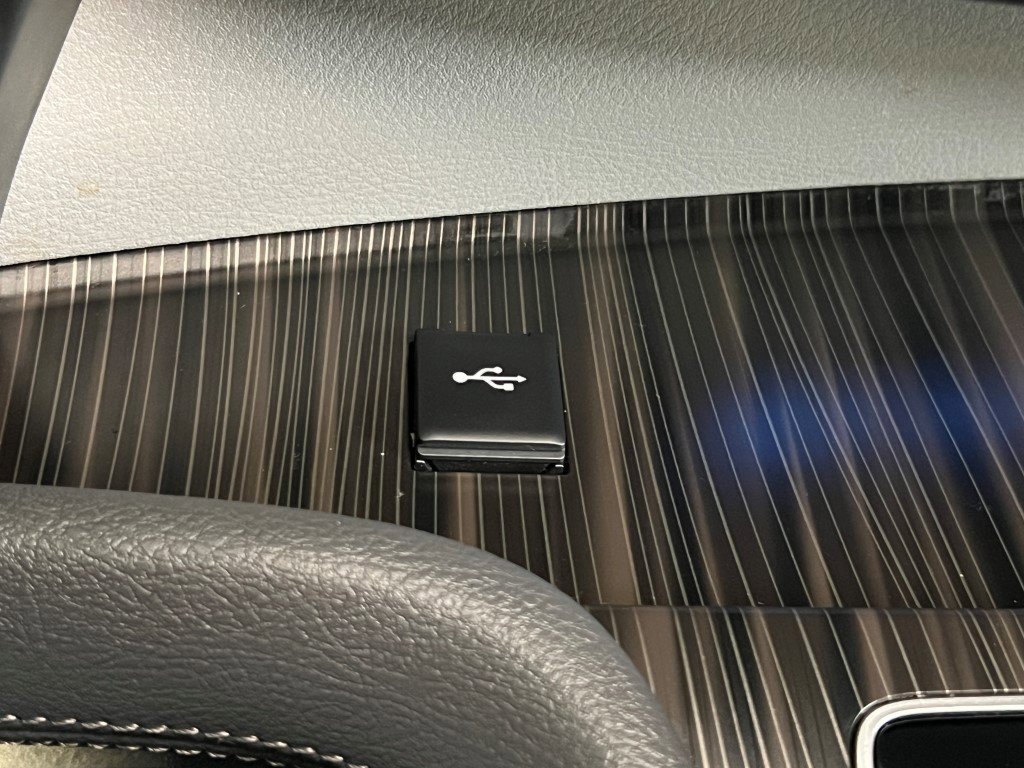 Used 2023 Toyota Sienna Limited image 55