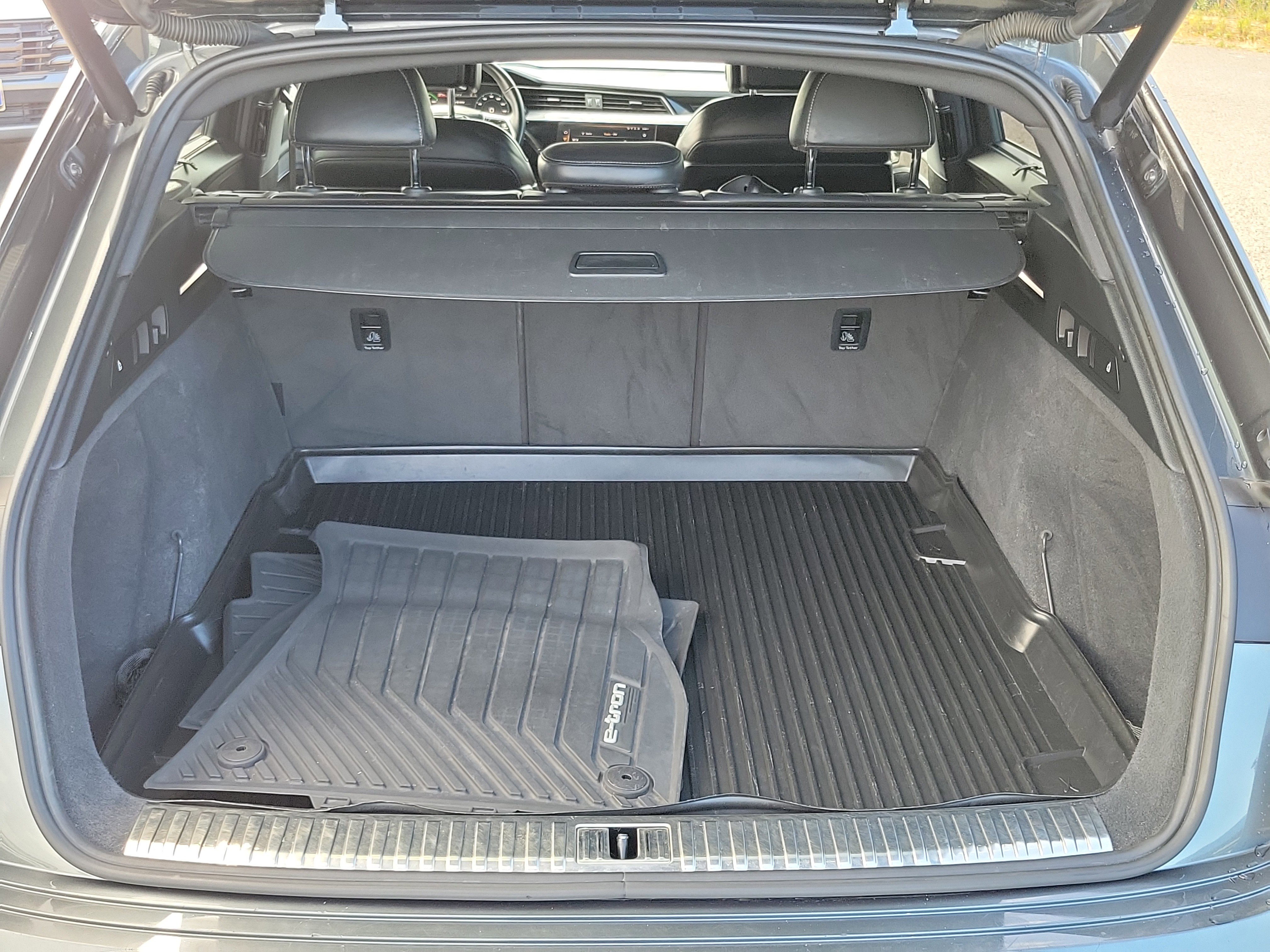 Used 2019 Audi e-tron Prestige w/ Prestige Package AWD/4WD image 23