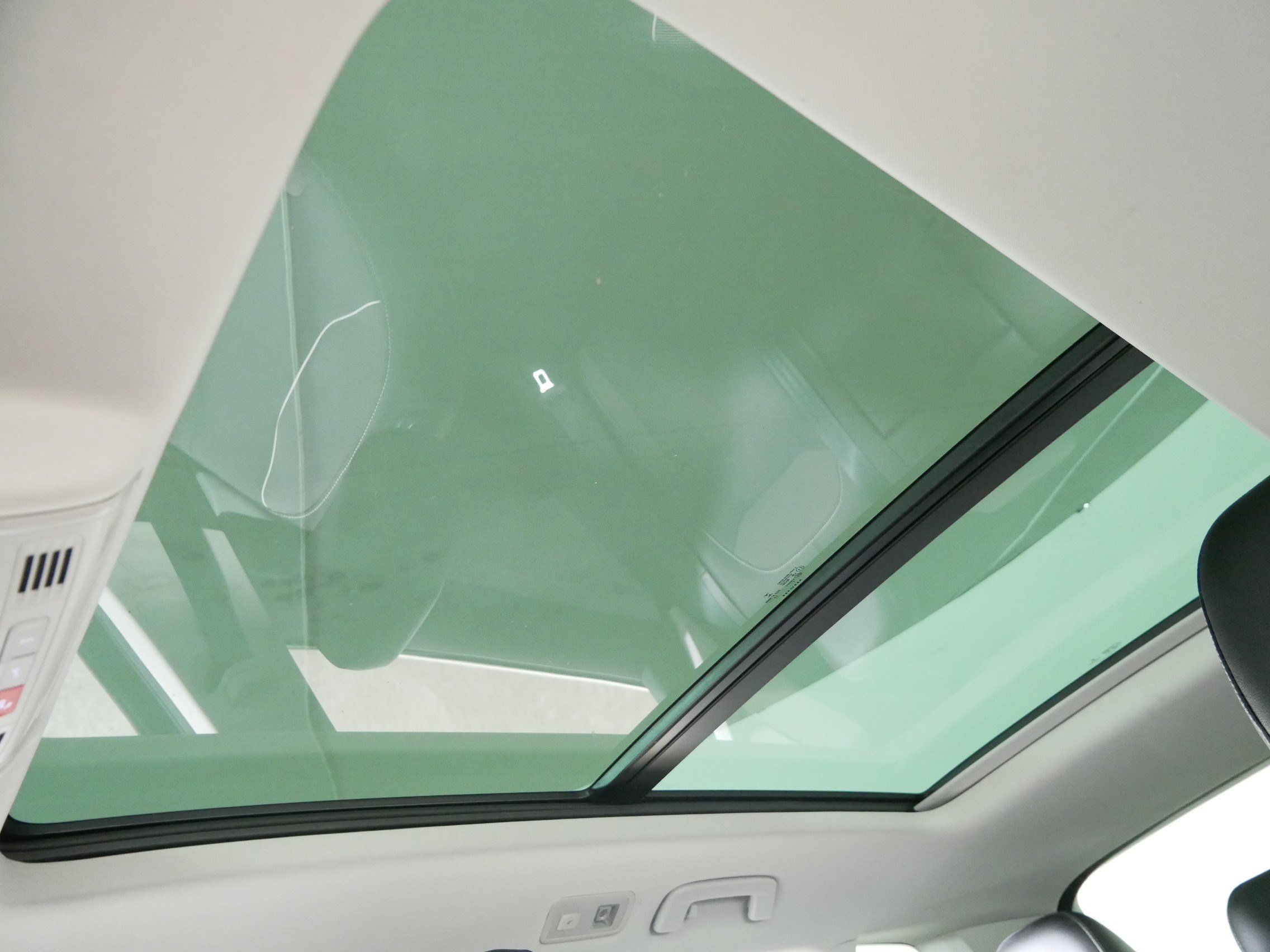 Certified 2023 Volkswagen Taos SE w/ Panoramic Sunroof Package image 31