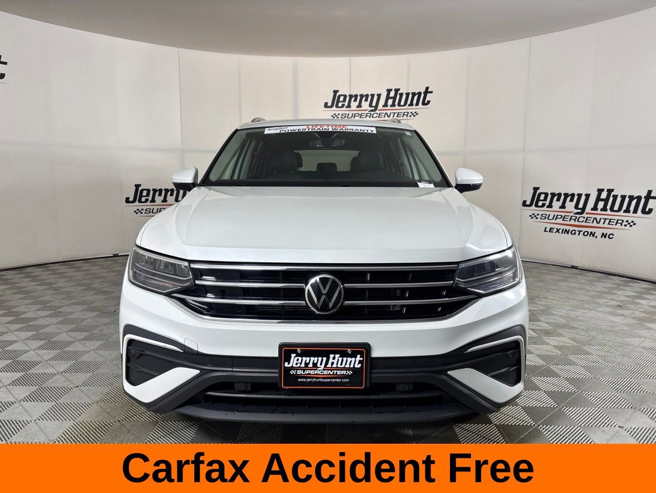 Used 2023 Volkswagen Tiguan SE w/ Panoramic Sunroof Package AWD/4WD image 3