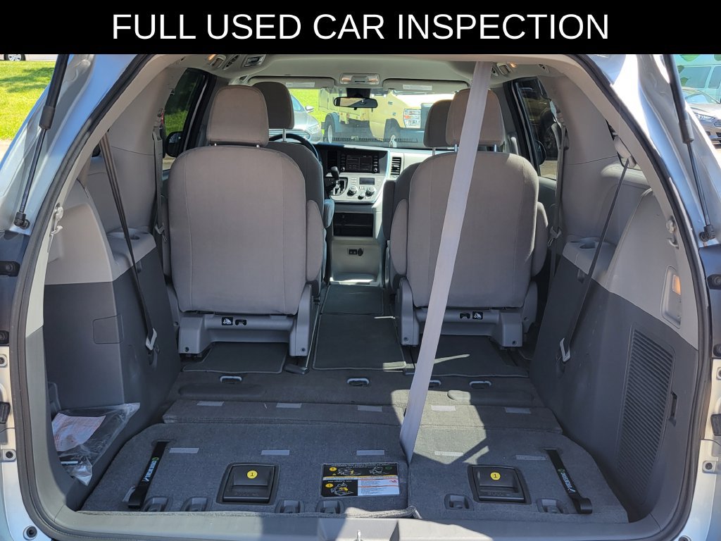 Used 2019 Toyota Sienna L w/ Carpet Mat Package FWD image 6