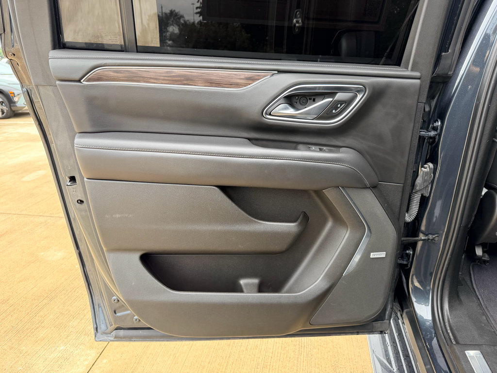 Used 2022 Chevrolet Suburban LT RWD image 23
