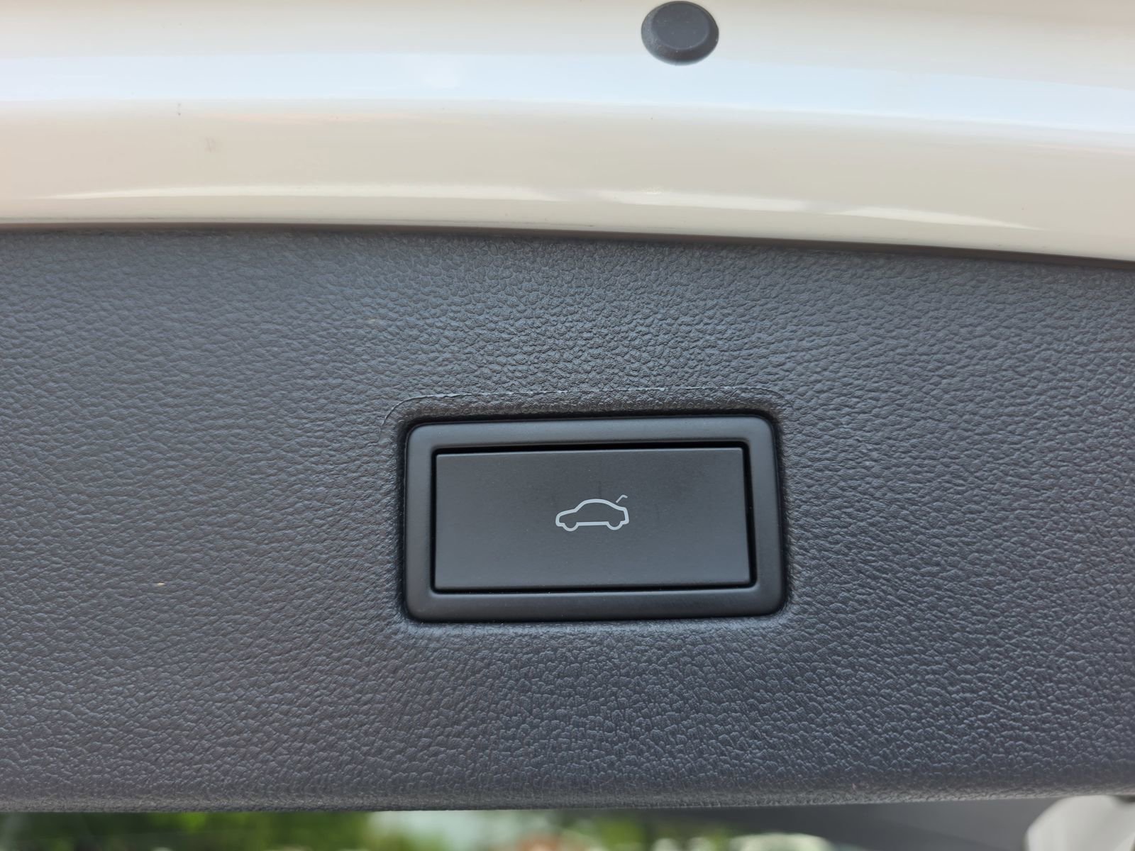 Used 2024 Volkswagen Tiguan SE w/ Panoramic Sunroof Package FWD image 14